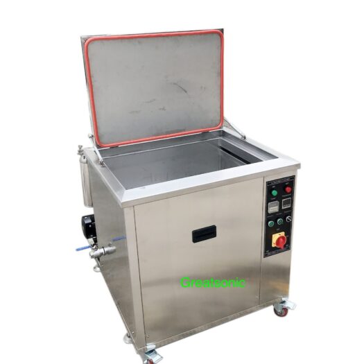 Ultrasonic washer with oil skimmer, filter