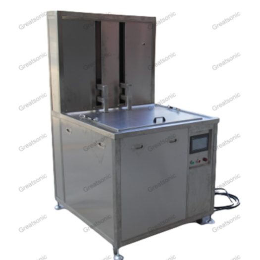 Saw blade cleaner for cleaning